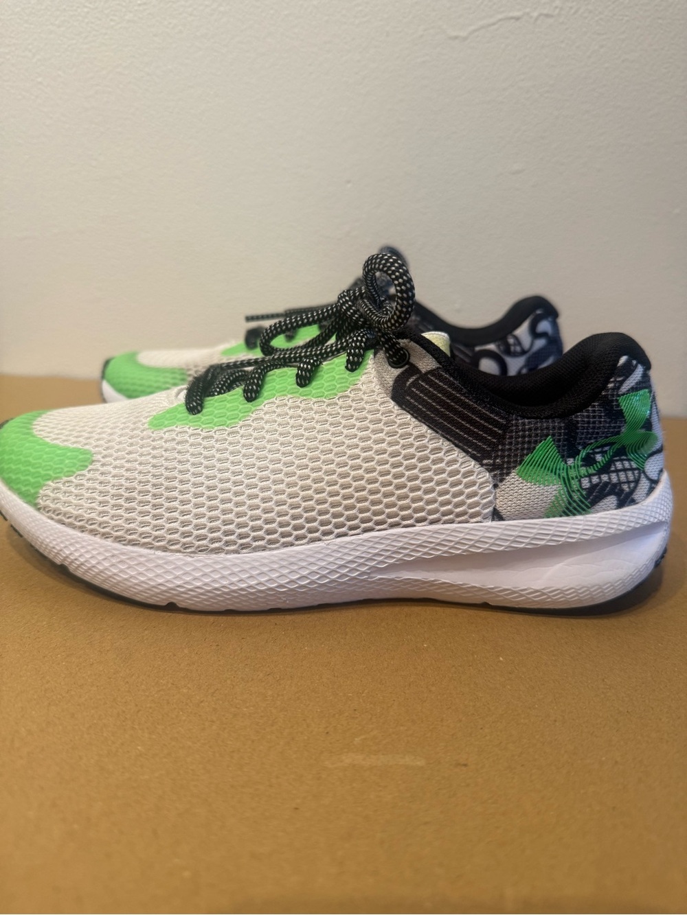 Under Armour 5Y / 37,5 EUR Sneakers in White and Green with Black Accents